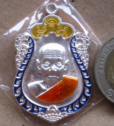 เหรียญเสมา หลวงปู่พริ้ง วัดซับชมพู่ จ.เพชรบูรณ์ ปี2559เลข271 ทองแดงอาบเงินหลังผิวไฟ(2k)ลงยา3สี+กล่อง
