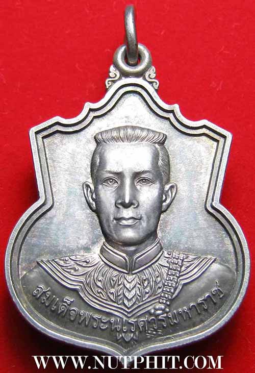 เหรียญพระนเรศวร รุ่นสู้ เนื้อเงินแท้ผิวสวยจนขึ้นรุ้ง+บัตรรับรองพระแท้*194
