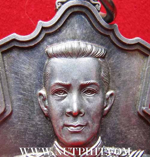 เหรียญพระนเรศวร รุ่นสู้ เนื้อเงินแท้ผิวสวยจนขึ้นรุ้ง+บัตรรับรองพระแท้*194