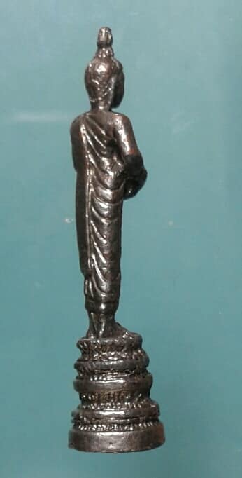 พระพุทธอุ้มบาตร กะไหล่เงิน ไม่ทราบที่  เคาะเดียวครับ 