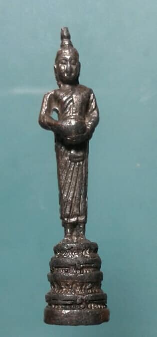 พระพุทธอุ้มบาตร กะไหล่เงิน ไม่ทราบที่  เคาะเดียวครับ 