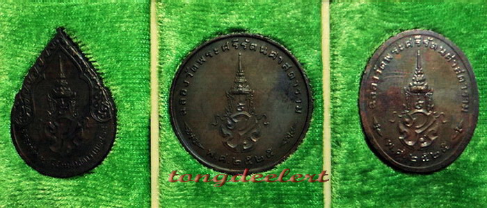 เหรียญพระแก้วมรกต ภปร.ฉลองกรุงรัตนโกสินทร์ 200 ปี พ.ศ. 2525 ครบชุด 3 ฤดู สวยมากค่ะ
