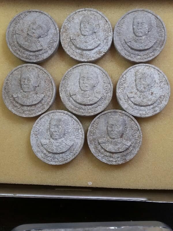 พระผงอุดมทรัพย์ เจริญสข กรมหลวงชุมพรเขตอุดมศักด์ 8 องค์  เคาะเดียวครับ 