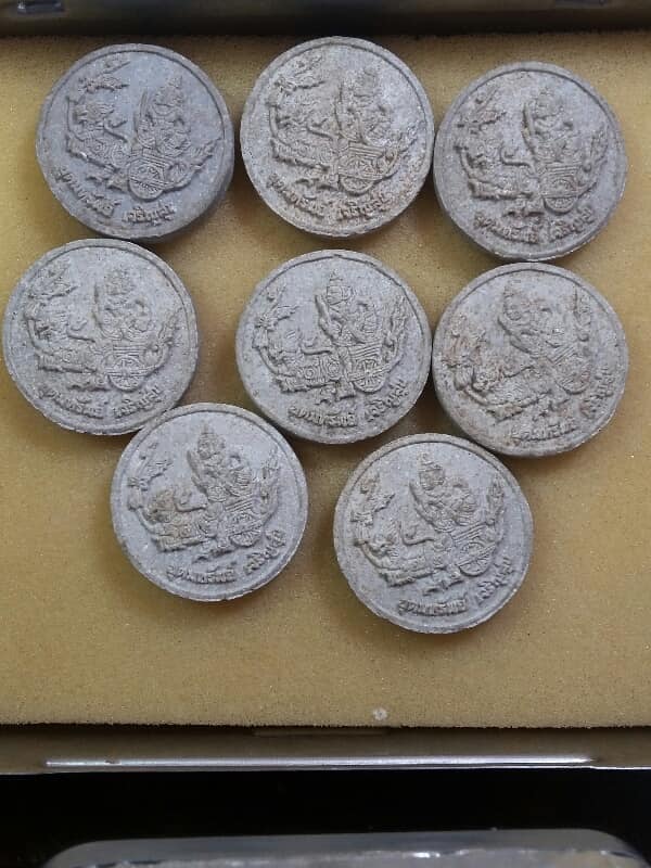 พระผงอุดมทรัพย์ เจริญสข กรมหลวงชุมพรเขตอุดมศักด์ 8 องค์  เคาะเดียวครับ 