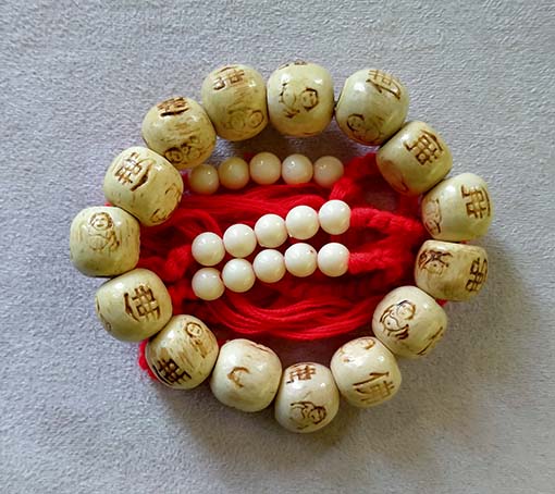 ด้ายแดงมหามงคล ผูกข้อมือ 3 เส้น ประคำมือไม้ 1 เส้น ครูบาบุญชุ่ม อธิษฐานจิต