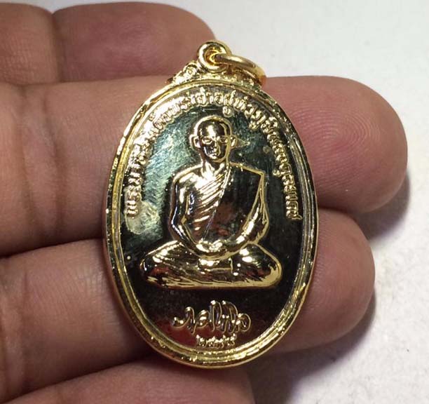 "เคาะเดียว"  เหรียญในหลวงทรงผนวช เสด็จถวายผ้าพระกฐิน วัดชุมพลนิกายาราม จ.อยุธยา ปี 2520 กะไหล่ทอง