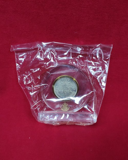 เหรียญ1บาท เสด็จนิวัตพระนคร-กรอบพลาสติกมีฐานตั้ง พ.ศ.2504