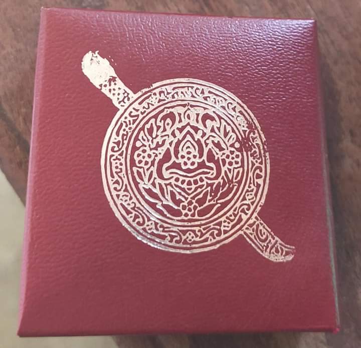 รูปหล่อ รุ่น80ปี กรมตำรวจ เนื้อเงินชุบสามกษัตริย์ พร้อมกล่องเดิม