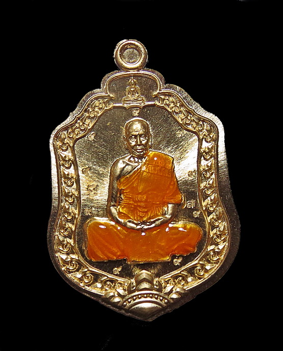 เหรียญเสมา รุ่นจักรพรรดิ์พิชิตมารหลวงพ่อพัฒน์ วัดห้วยด้วน เนื้อสัตตะลงยาจีวรไม่ตัดปีก เลี่ยมพร้อมใช้