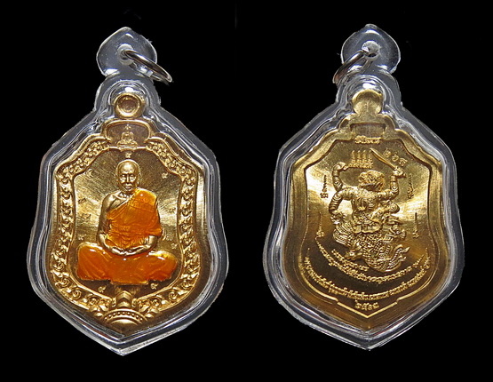 เหรียญเสมา รุ่นจักรพรรดิ์พิชิตมารหลวงพ่อพัฒน์ วัดห้วยด้วน เนื้อสัตตะลงยาจีวรไม่ตัดปีก เลี่ยมพร้อมใช้