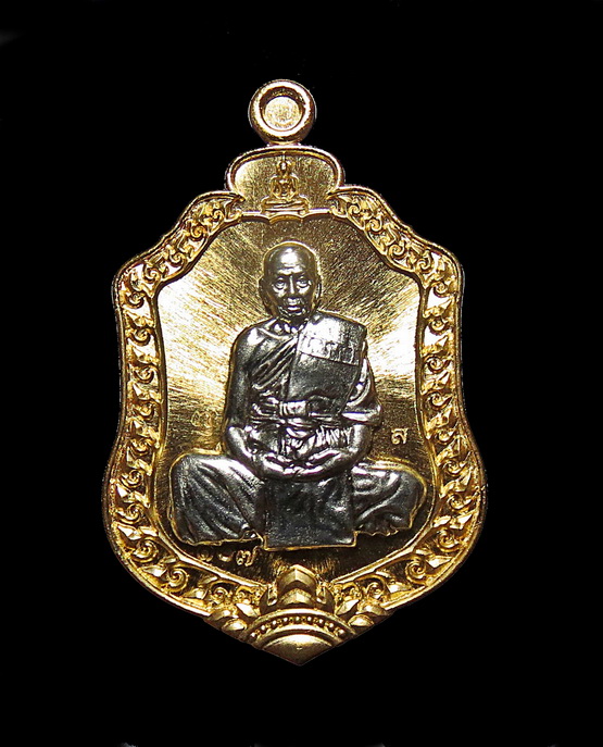  เหรียญเสมา รุ่น จักรพรรดิ์พิชิตมารหลวงพ่อพัฒน์ วัดห้วยด้วน จ.นครสวรรค์ เนื้อทองทิพย์หน้ากากอัลปาก้า