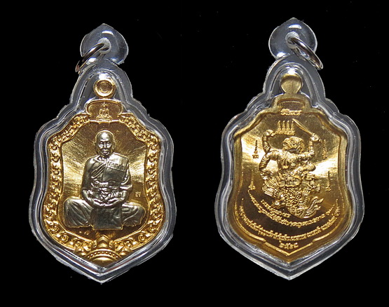  เหรียญเสมา รุ่น จักรพรรดิ์พิชิตมารหลวงพ่อพัฒน์ วัดห้วยด้วน จ.นครสวรรค์ เนื้อทองทิพย์หน้ากากอัลปาก้า