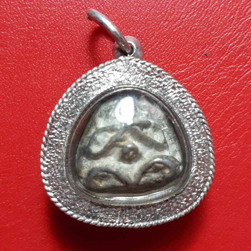 พระปิดตาไม่ทราบที่หลัวพระพุทธเลี่ยมเงินชุบทองขาวอย่างงาม