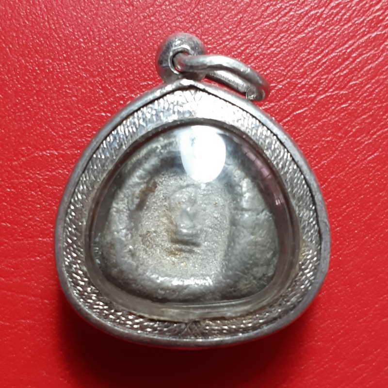 พระปิดตาไม่ทราบที่หลัวพระพุทธเลี่ยมเงินชุบทองขาวอย่างงาม