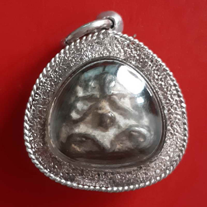 พระปิดตาไม่ทราบที่หลัวพระพุทธเลี่ยมเงินชุบทองขาวอย่างงาม