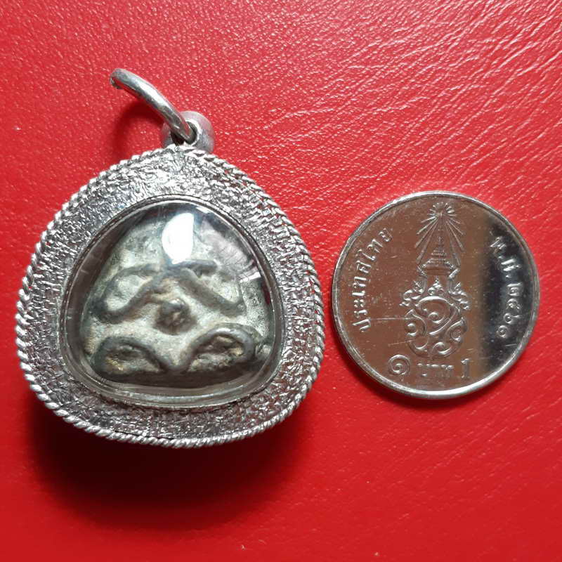 พระปิดตาไม่ทราบที่หลัวพระพุทธเลี่ยมเงินชุบทองขาวอย่างงาม