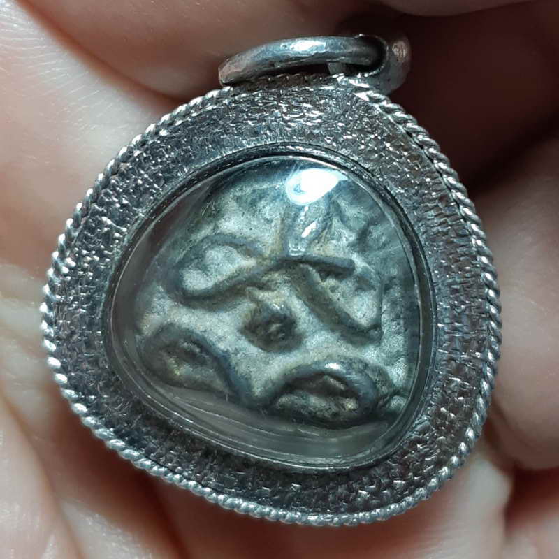 พระปิดตาไม่ทราบที่หลัวพระพุทธเลี่ยมเงินชุบทองขาวอย่างงาม