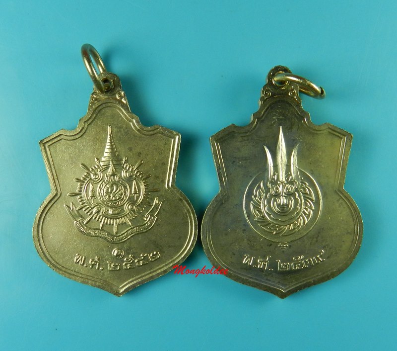 เหรียญในหลวงรัชกาลที่ 9 เสมานั่งบัลลังก์ อัลปาก้า ปี39 และ เสมา หลังภปร.ปี42 เนื้ออัลปาก้า ชุดBเ