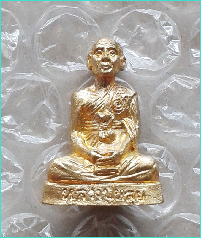 ..ลป.หลุย วัดลาดบัวขาว กทม พระรูปหล่อปั๊มรุ่นแรก กะไหล่ทอง ปี 45..