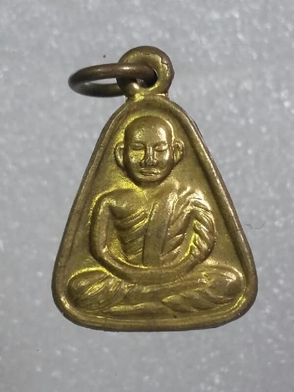 เหรียญจอบหลวงพ่อเงิน  กะไหล่ทอง  ปี๓๗  เคาะเดียวครับ