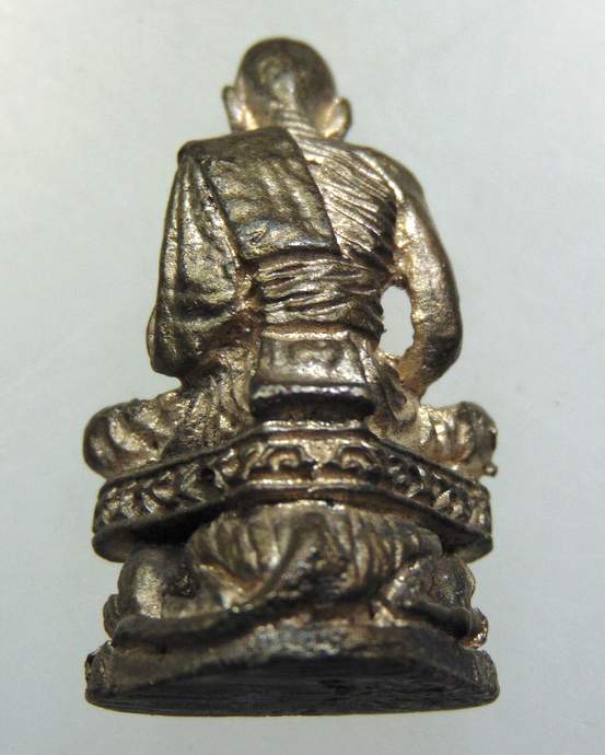 รูปหล่อนั่งเสือ หลวงพ่อเปิ่น วัดบางพระ จ.นครปฐม