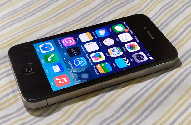 มือถือ iPhone4 สีดำ 16GB สวยๆเลย เครื่องศูนย์ไทย ไม่ติดล็อค มาพร้อมกล่อง เคส และอุปกรณ์ครบครันครับ