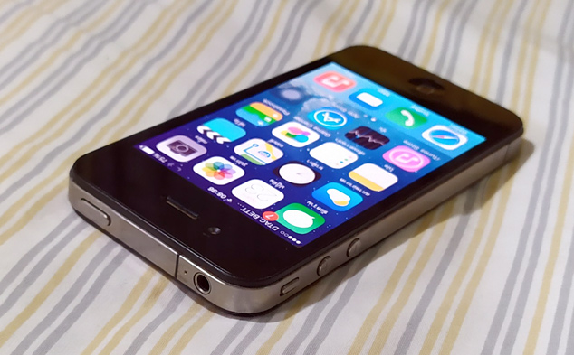 มือถือ iPhone4 สีดำ 16GB สวยๆเลย เครื่องศูนย์ไทย ไม่ติดล็อค มาพร้อมกล่อง เคส และอุปกรณ์ครบครันครับ