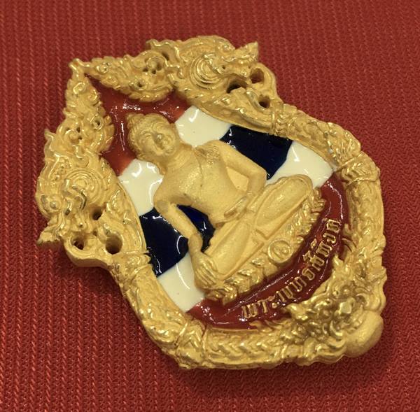 เหรียญหล่อฉลุ บรรจุกริ่ง.พระพุทธสิหิงค์ กริ่งวินยาภรณ์ ๒๖ ศตวรรษ.เนื้อกะหลั่ยทองลงยาลายธงชาติ 