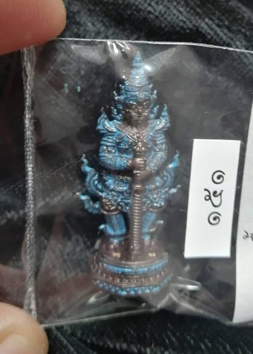 ท้าวเวส อุดมทรัพย์มงคล พุทธศิลป์ถิ่นจุฬา กล่องเดิมพิมพ์เล็ก 3.5 ซม. เนื้อนวะแก่ทองรมดำลงยาฟ้า