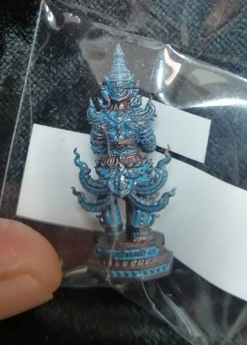 ท้าวเวส อุดมทรัพย์มงคล พุทธศิลป์ถิ่นจุฬา กล่องเดิมพิมพ์เล็ก 3.5 ซม. เนื้อนวะแก่ทองรมดำลงยาฟ้า