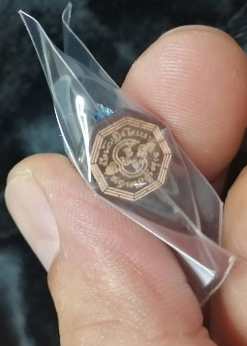 ท้าวเวส อุดมทรัพย์มงคล พุทธศิลป์ถิ่นจุฬา กล่องเดิมพิมพ์เล็ก 3.5 ซม. เนื้อนวะแก่ทองรมดำลงยาฟ้า