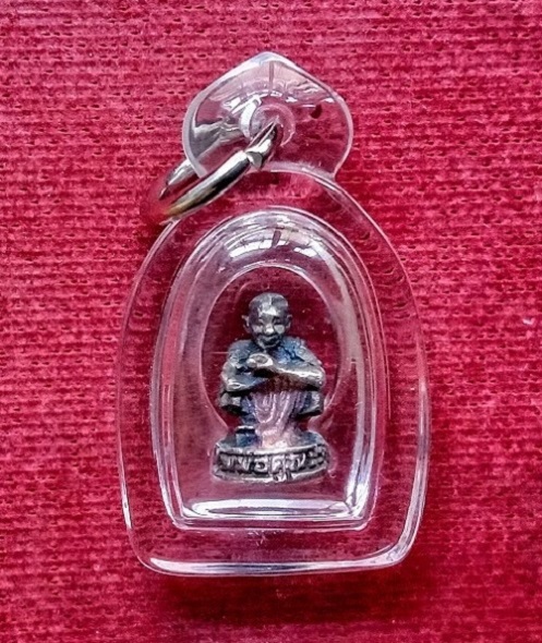 รูปหล่อลอยองค์ เอกลักษณ์รุ่นจิ๋ว เนื้อเงิน หลวงพ่อคูณ ที่ระลึกสรงน้ำ ตอกโค๊ต ว บ ร...เคาะเดียวแดง...