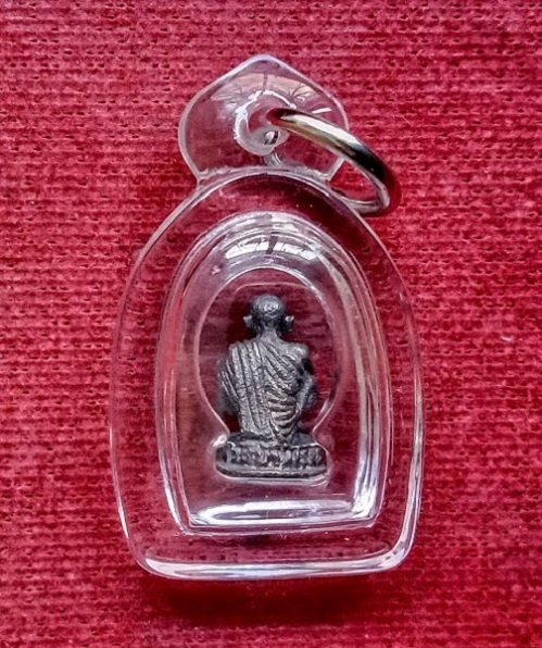 รูปหล่อลอยองค์ เอกลักษณ์รุ่นจิ๋ว เนื้อเงิน หลวงพ่อคูณ ที่ระลึกสรงน้ำ ตอกโค๊ต ว บ ร...เคาะเดียวแดง...