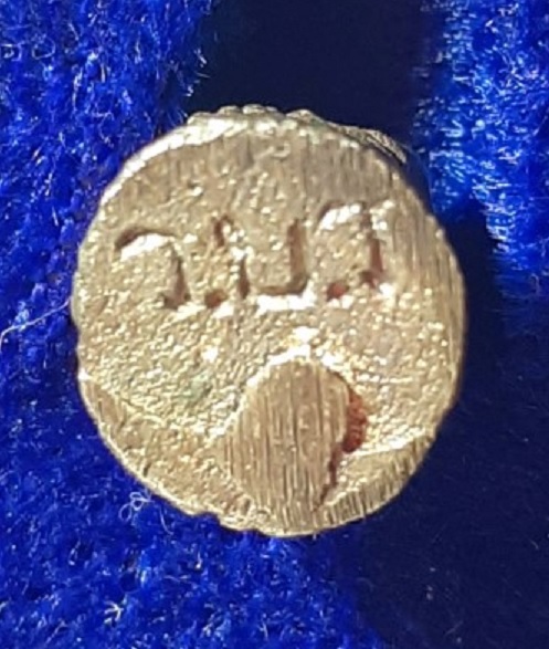 รูปหล่อลอยองค์ เอกลักษณ์รุ่นจิ๋ว เนื้อเงิน หลวงพ่อคูณ ที่ระลึกสรงน้ำ ตอกโค๊ต ว บ ร...เคาะเดียวแดง...