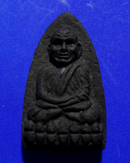 หลวงปู่ทวด วัดห้วยมงคล รุ่นเลื่อนสมณศักดิ์ แจกกรรมการ เนื้อว่านโบราณ ฝังเหล็กไหลเขาอึมครึม ปี56 กล่อ