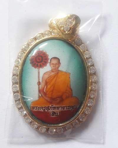 เคาะเดียว.ล๊อกเก็ต นั่งเต็มองค์ ล้อมเพชร ฉากสีเขียว ปี56