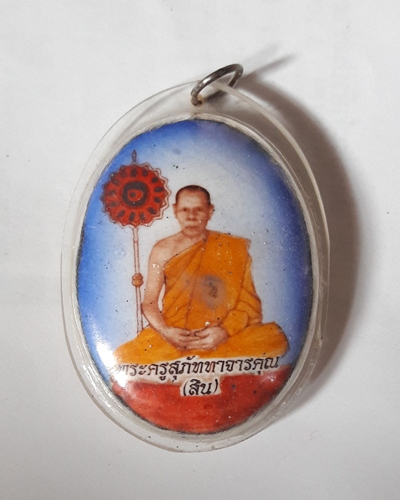 เคาะเดียว.ล๊อกเก็ต นั่งเต็มองค์ เนื้อผงพรายกุมาร ฉากสีฟ้า ตะกรุดเดี่ยว ...สวยเดิม..เลี่ยมเดิมจากวัด.