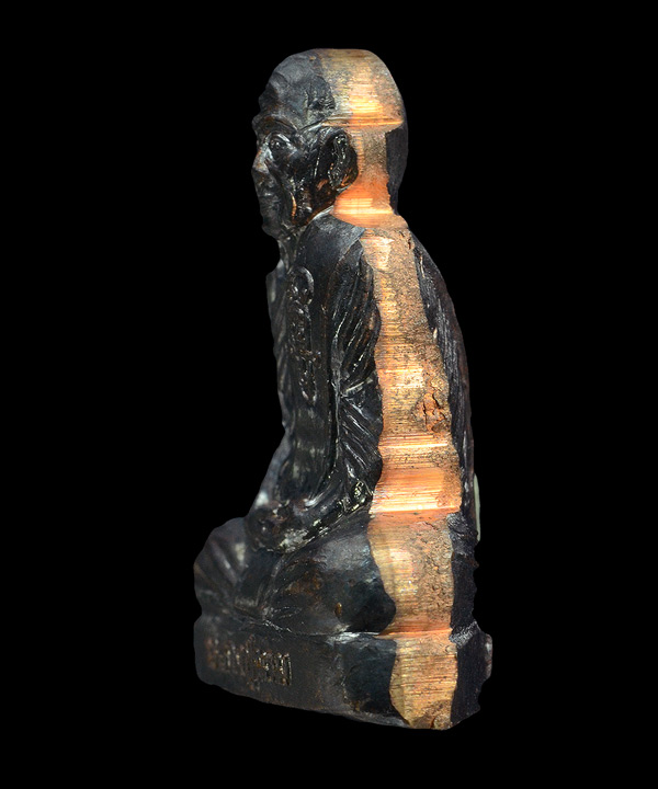 รูปเหมือนปั้มรุ่นแรก หลวงปู่นาม วัดน้อยชมภู่ เนื้อ ทองแดงรมดำ 