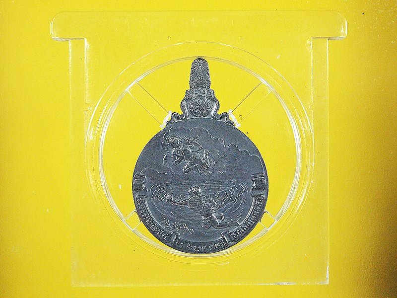 เหรียญพระมหาชนกพิมพ์เล็ก เนื้อเงิน พร้อมหนังสือ กล่องเดิมครบทั้งชุด (สภาพสวยเดิม)