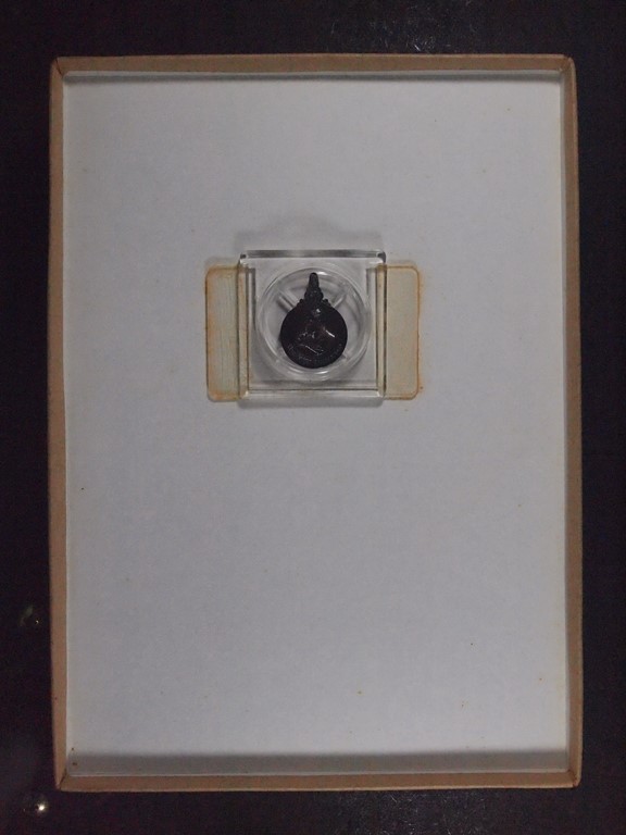 เหรียญพระมหาชนกพิมพ์เล็ก เนื้อเงิน พร้อมหนังสือ กล่องเดิมครบทั้งชุด (สภาพสวยเดิม)