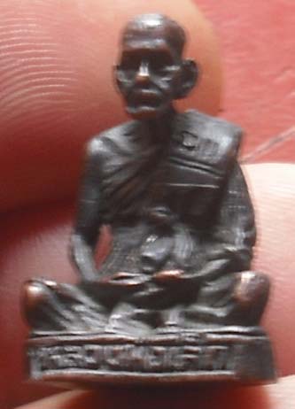 รูปหล่อหลวงปู่เล็ก  วัดบ้านหนอง  จ.ชัยนาท  เนื้อทองแดงรมดำ