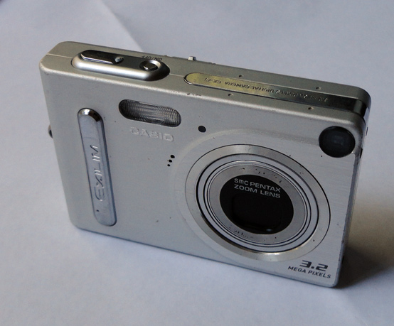 กล้องดิจิตอล 3 ตัว ทั้ง NIKON / CASIO / SHARP เอาไว้สะสมไว้โชว์สวยๆกันครับ