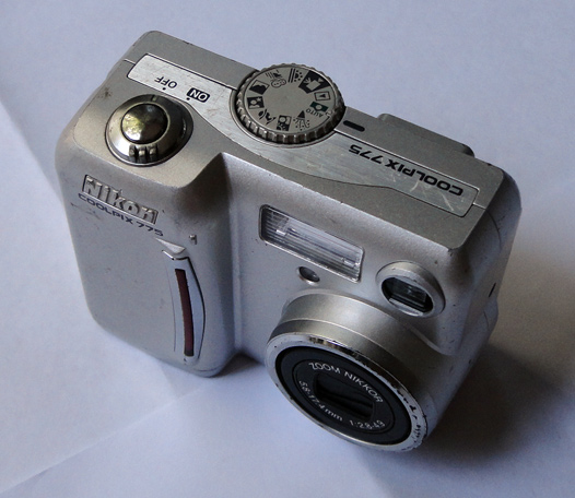 กล้องดิจิตอล 3 ตัว ทั้ง NIKON / CASIO / SHARP เอาไว้สะสมไว้โชว์สวยๆกันครับ