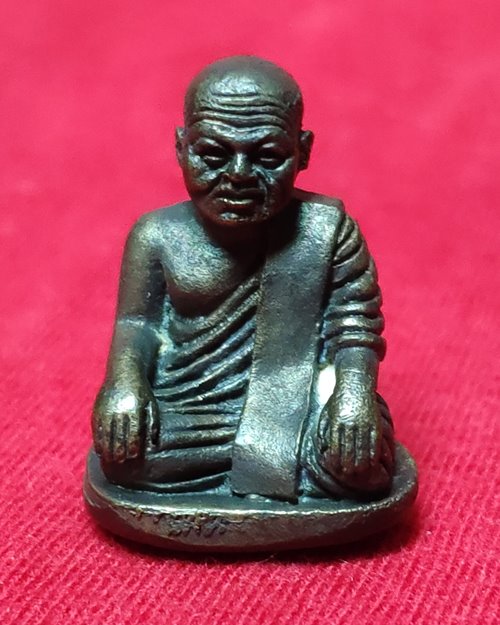 รูปหล่อเหมือนหลวงพ่อเปรื่อง(รุ่นเงินบารมี) ขนาด1.6x2.2ซ.ม.วัดวังตะโก อ.โพทะเล จ.พิจิตร ปี37