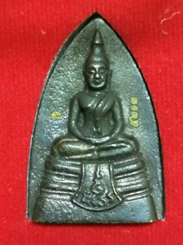 หลวงพ่อโสธร หลัง หลวงปู่ทวด