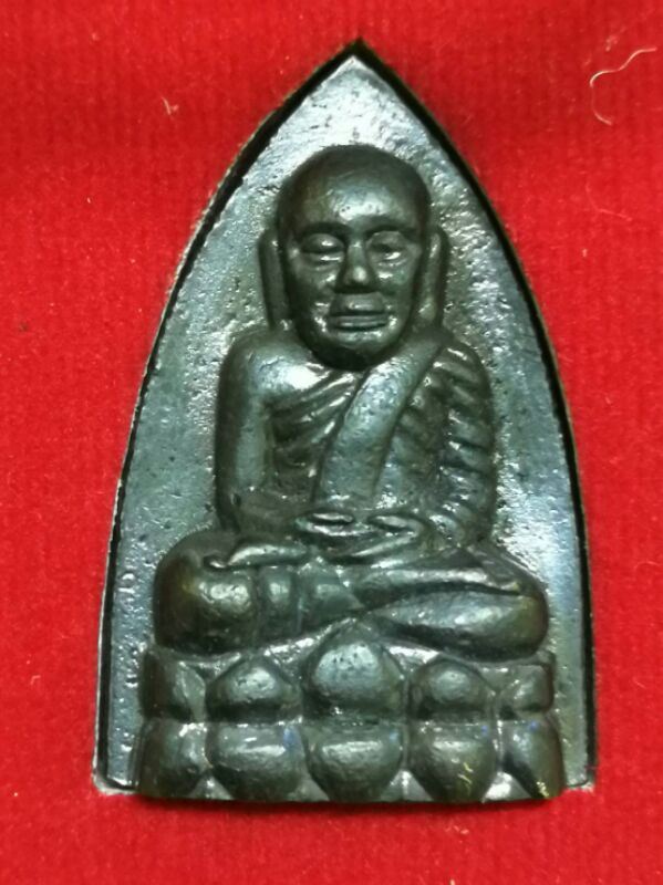 หลวงพ่อโสธร หลัง หลวงปู่ทวด