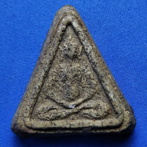 พระสมเด็จ หลวงปู่นาค วัดระฆัง พิมพ์สามเหลี่ยมขัดสมาธิเพชร  เนื้อจัด ปี 2485 