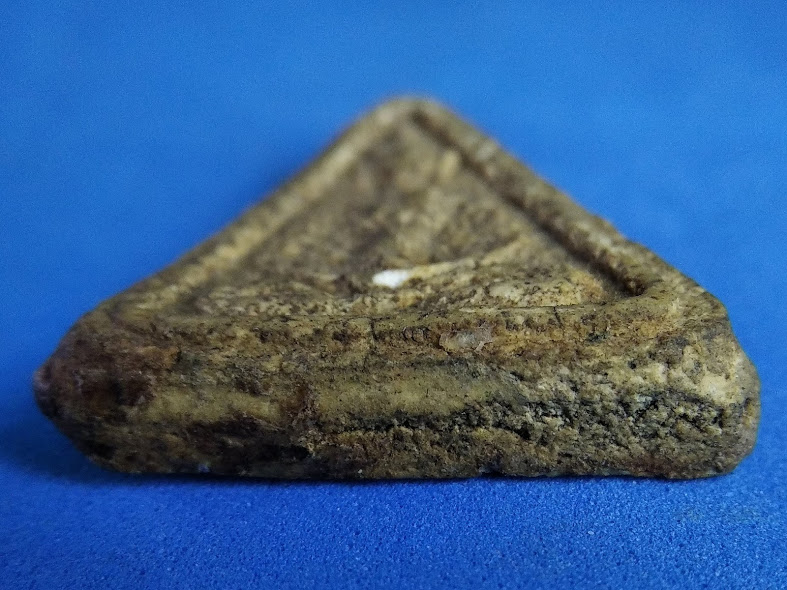 พระสมเด็จ หลวงปู่นาค วัดระฆัง พิมพ์สามเหลี่ยมขัดสมาธิเพชร  เนื้อจัด ปี 2485 