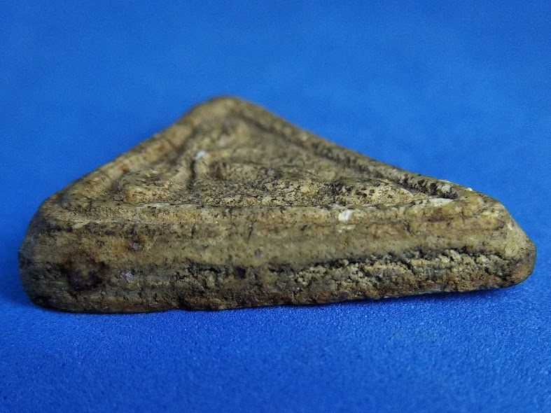 พระสมเด็จ หลวงปู่นาค วัดระฆัง พิมพ์สามเหลี่ยมขัดสมาธิเพชร  เนื้อจัด ปี 2485 