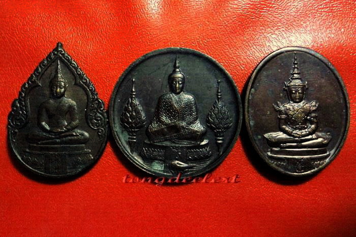 เหรียญพระแก้วมรกต ภปร.ฉลองกรุงรัตนโกสินทร์ 200 ปี พ.ศ. 2525 ครบชุด 3 ฤดูค่ะ